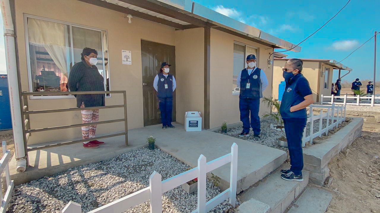 Rocío de Moreno, presidente ad honórem del Plan Toda una Vida visita viviendas en terreno propio en Atahualpa-Santa Elena