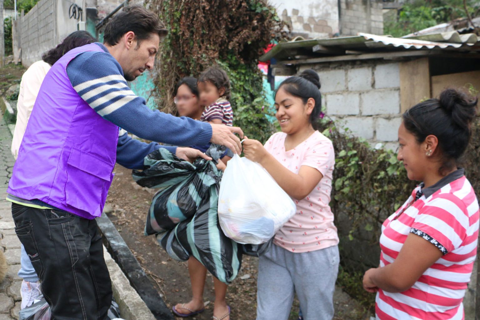 MIES entrega kits de alimentos y vestimenta a familias afectadas por ...
